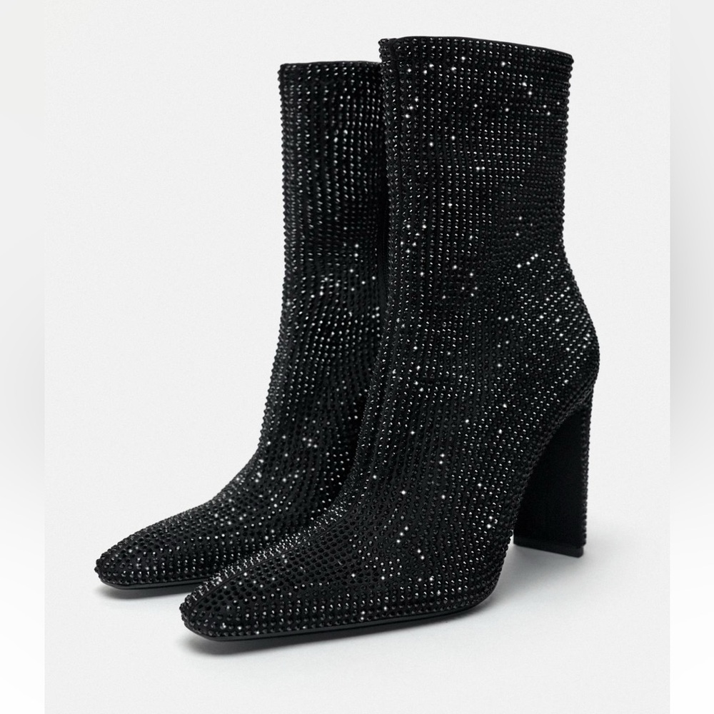 ✨SALE✨ ZARA RHINESTONE HEELED ANKLE BOOTS
✨SALE✨